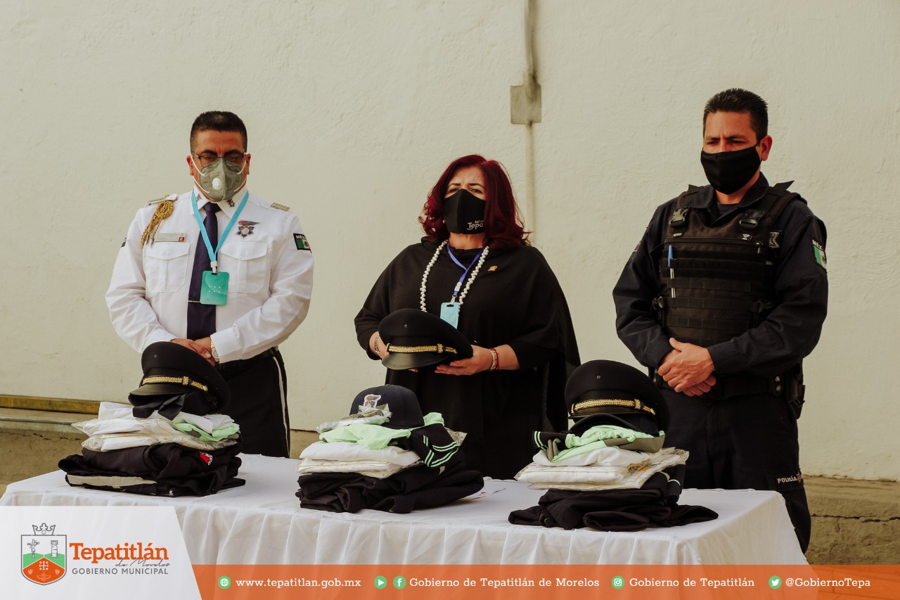 Nena de Anda entrega uniformes a Policía Vial de Tepatitlán