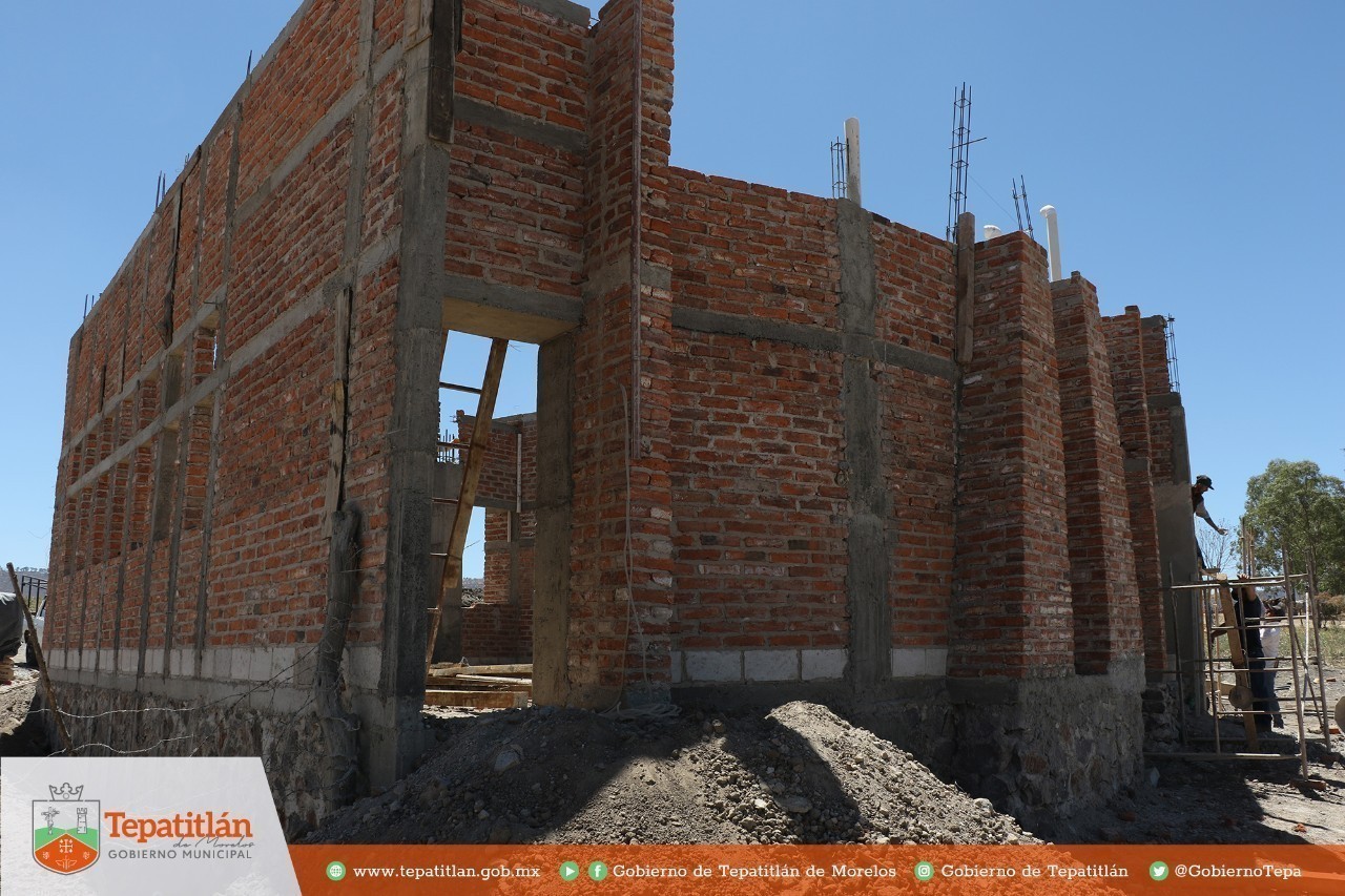 Supervisa Miriam González la construcción de aula de usos múltiples en Mezcala