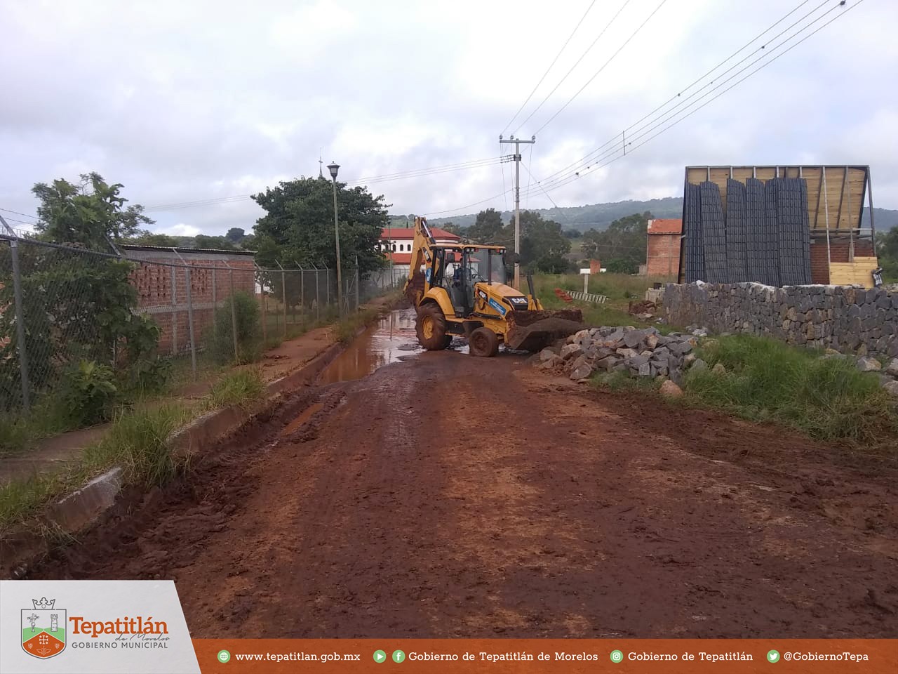 Rehabilitan camino que conecta San José de Gracia con Ojo de Agua