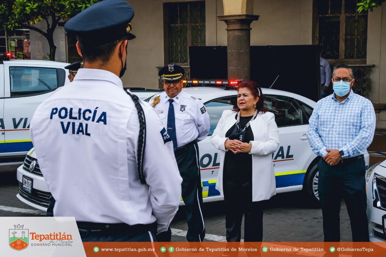 Entrega Nena de Anda nuevas patrullas a la Policía Vial