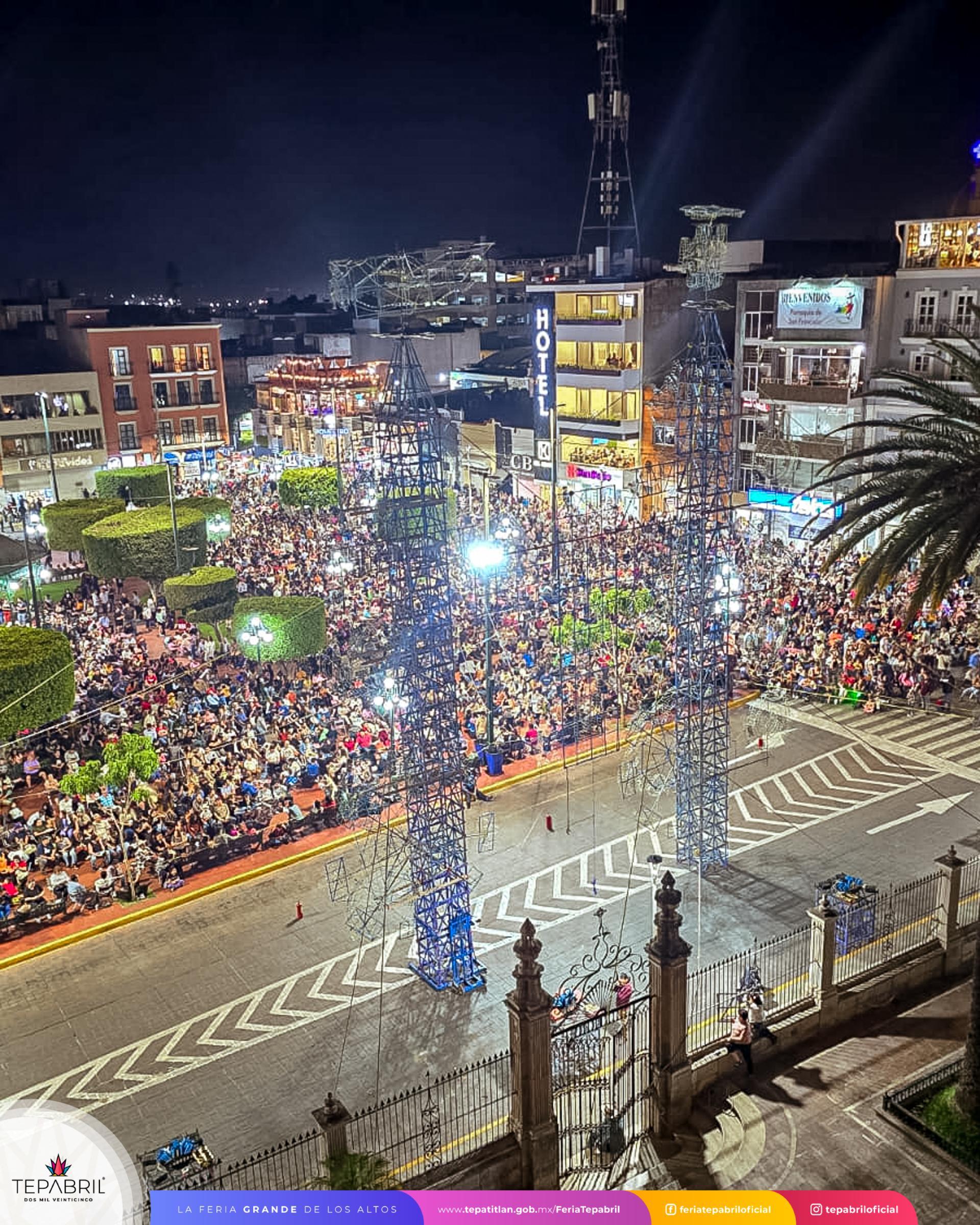 Comienzan los castillos de las noches Tepabril en la #LaFeriaGrandeDeLosAltos
